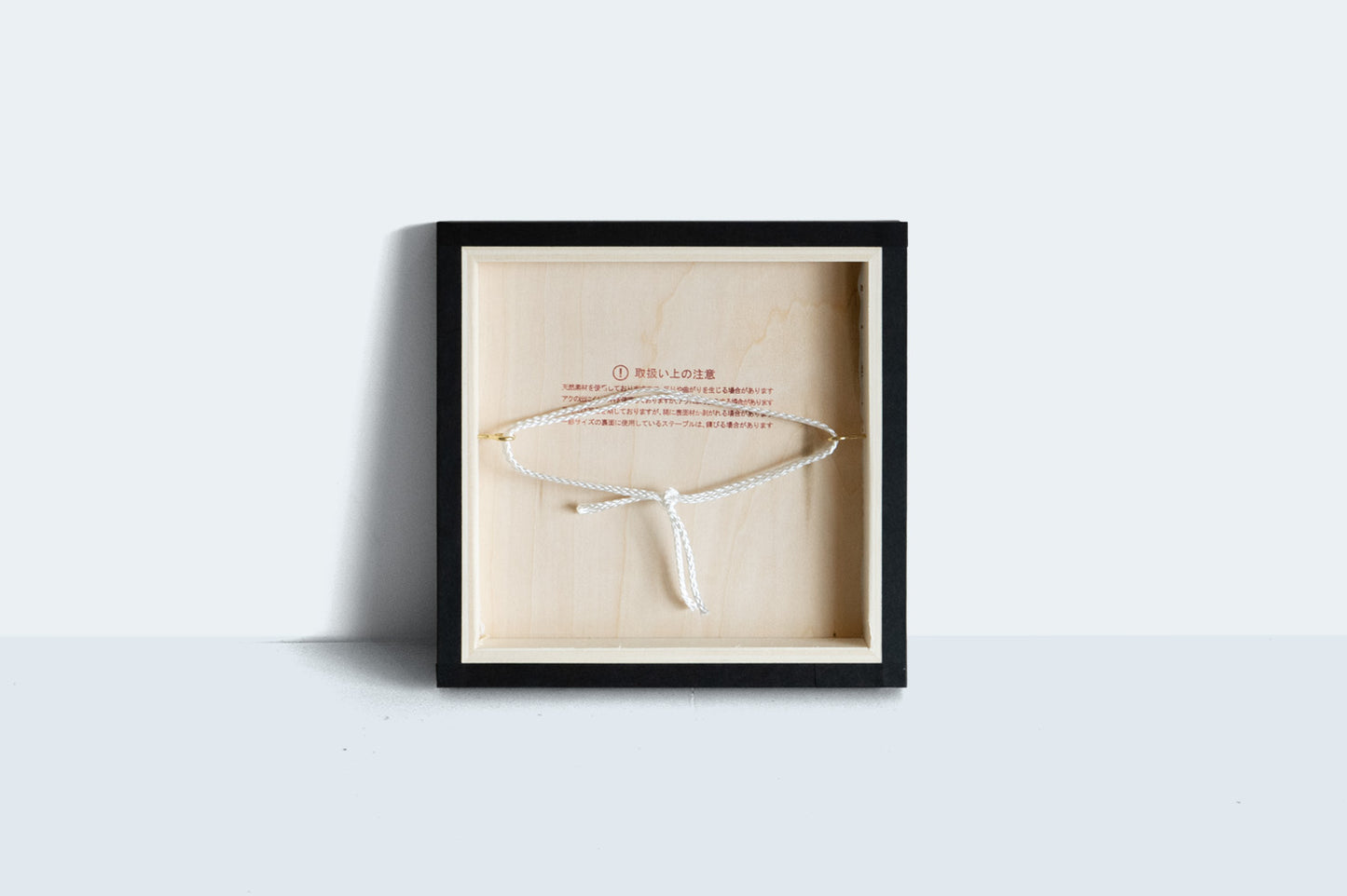 海にかかる虹を描いた、木製パネル