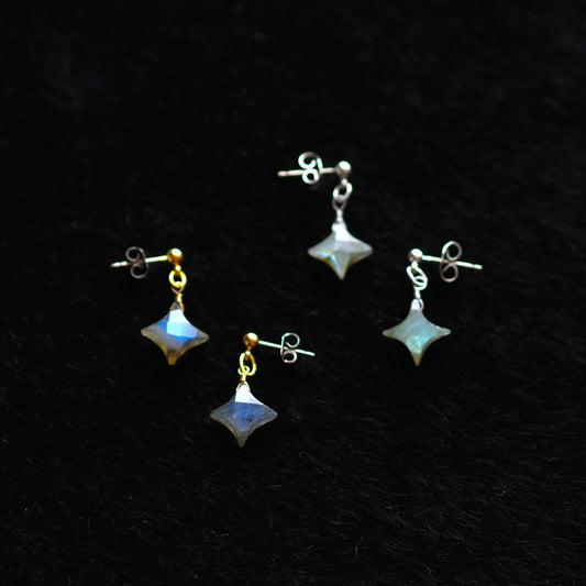 小さなトゥインクルの耳飾り/天然石アクセサリー