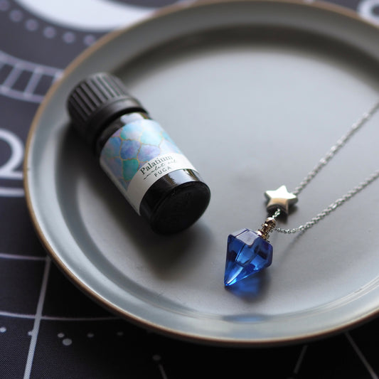 青い香水瓶のアロマネックレス