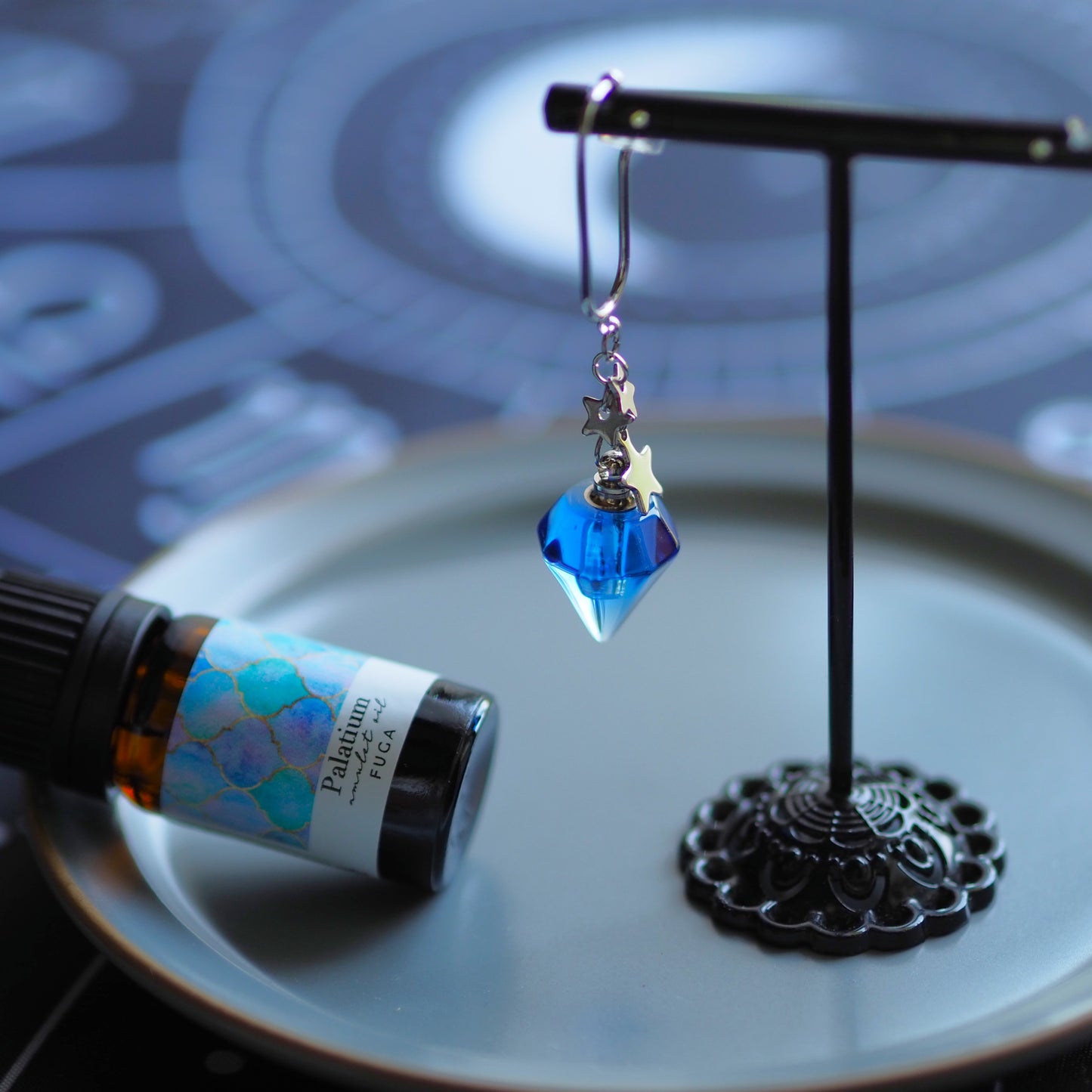 青い香水瓶のアロマイヤーフック