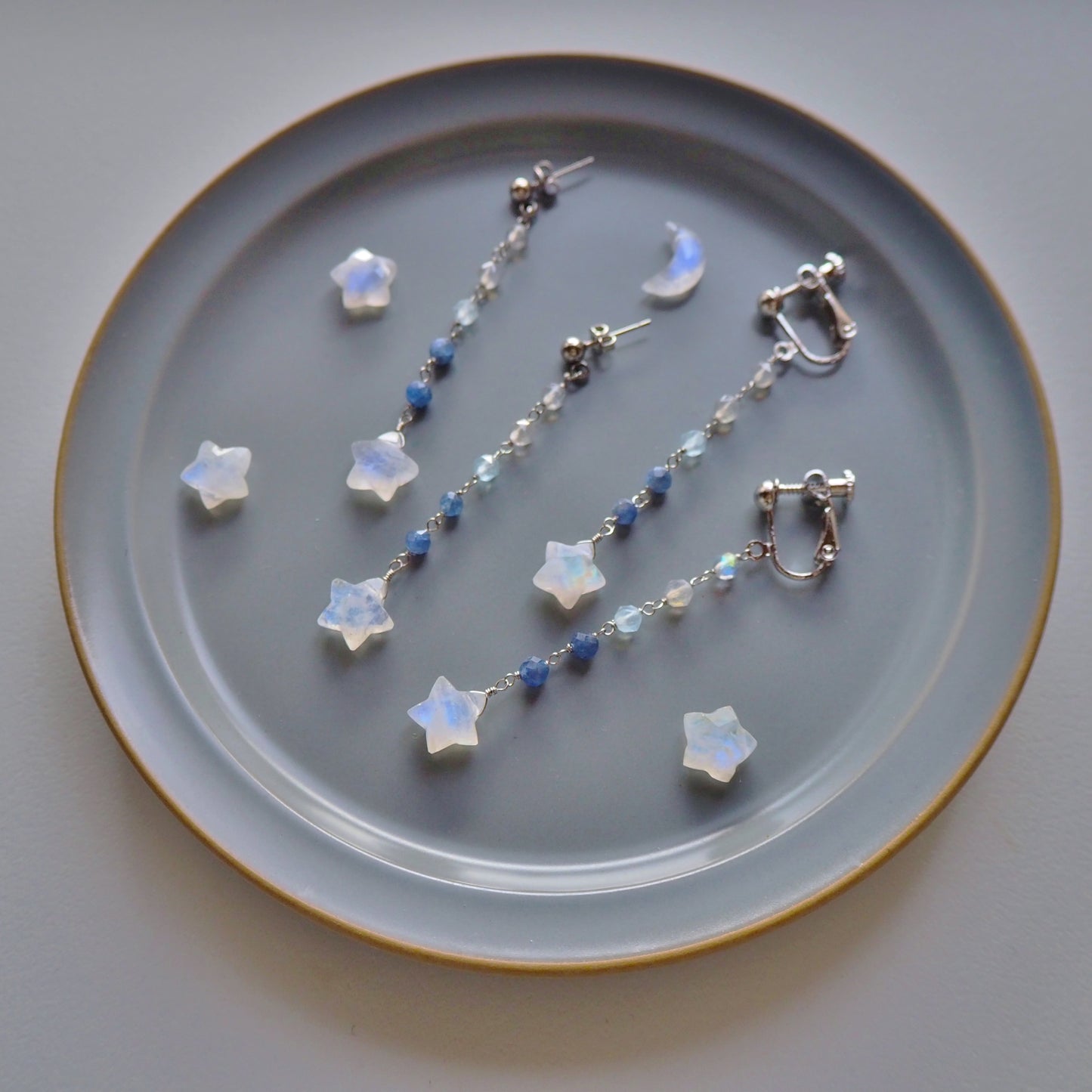 ムーンストーン 流れ星ロング耳飾り/天然石アクセサリー