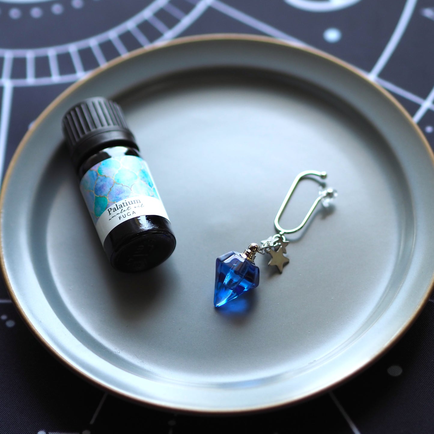 青い香水瓶のアロマイヤーフック