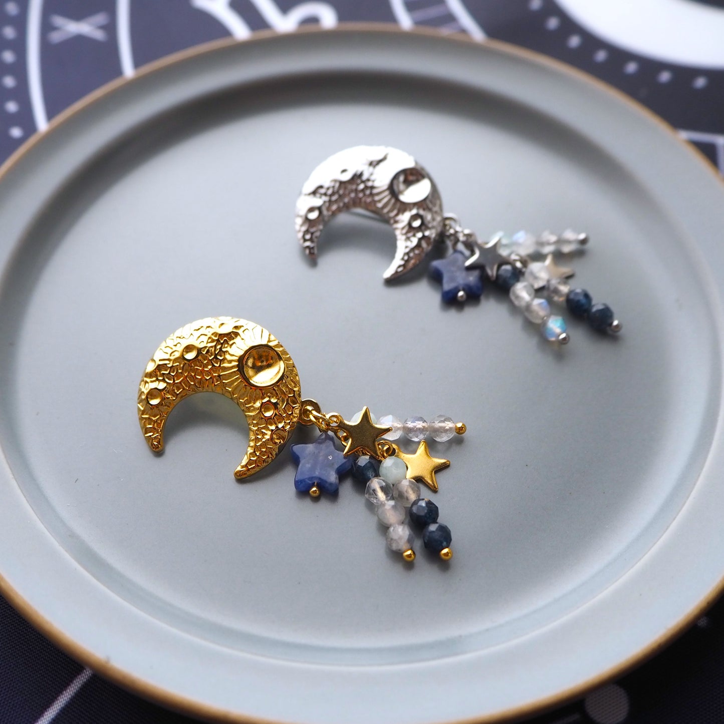 三日月ブローチ