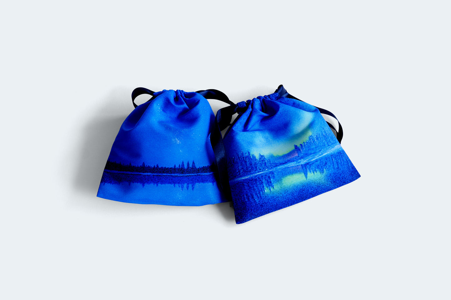 夜空の景色を描いた、巾着ポーチ