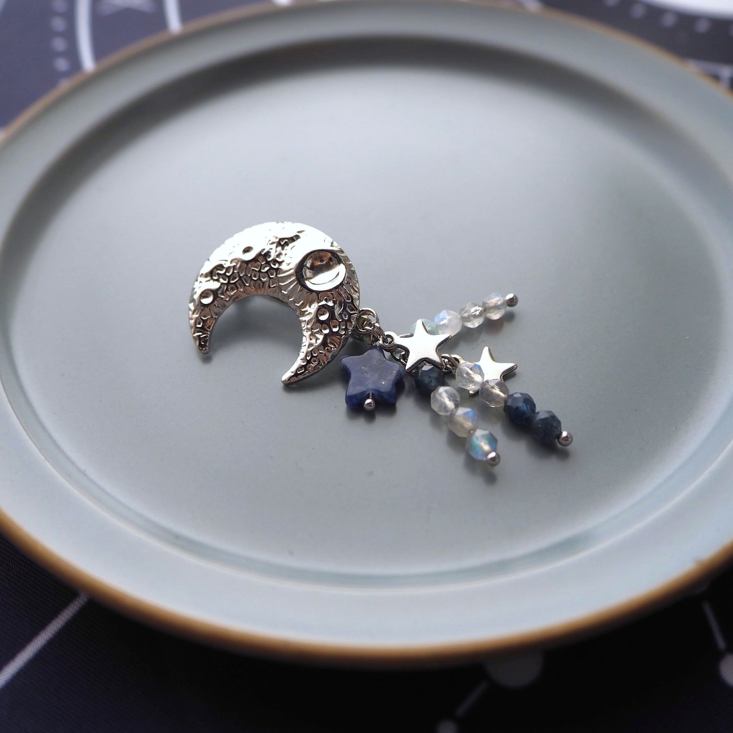 三日月ブローチ