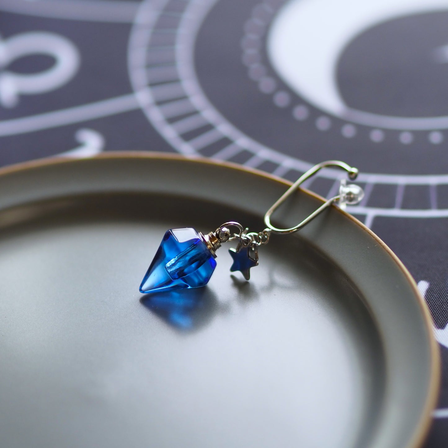 青い香水瓶のアロマイヤーフック