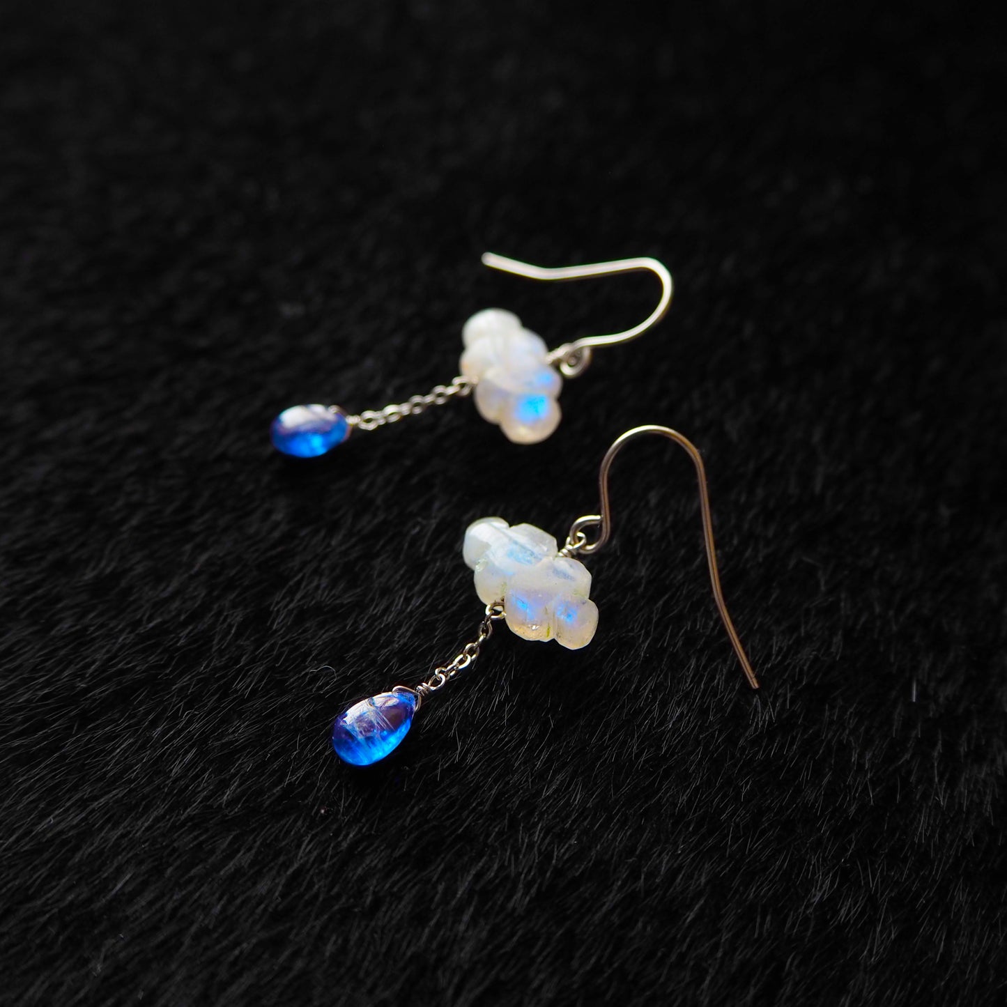 ムーンストーン 雲の耳飾り/天然石アクセサリー