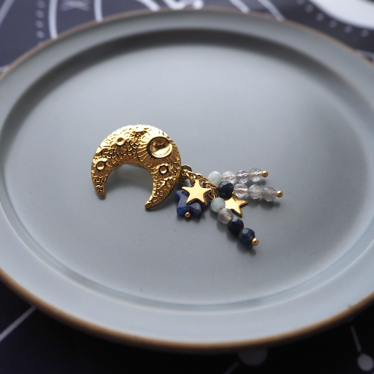 三日月ブローチ