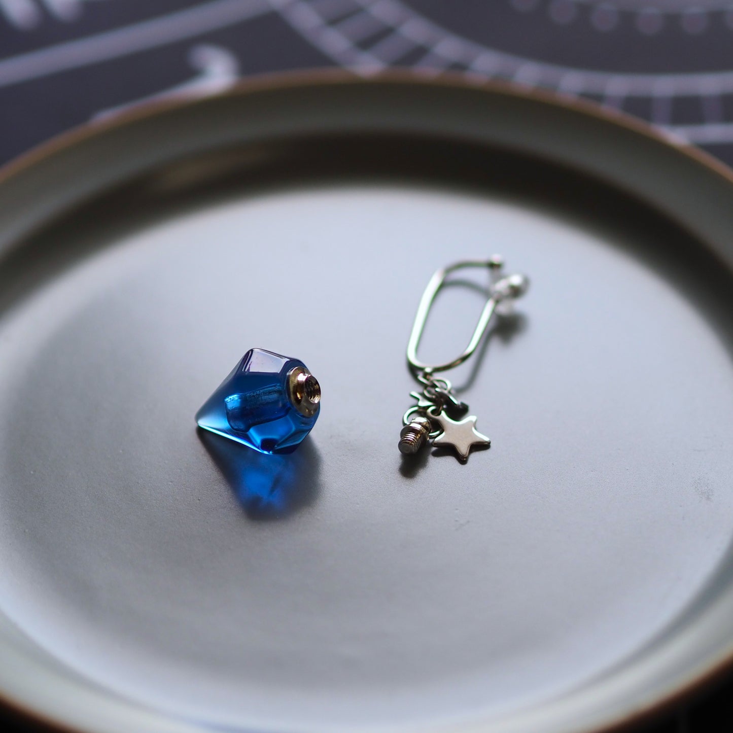 青い香水瓶のアロマイヤーフック