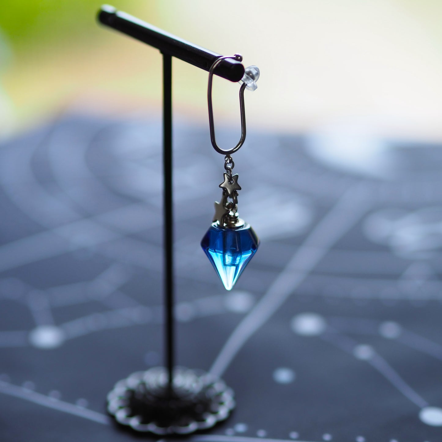 青い香水瓶のアロマイヤーフック