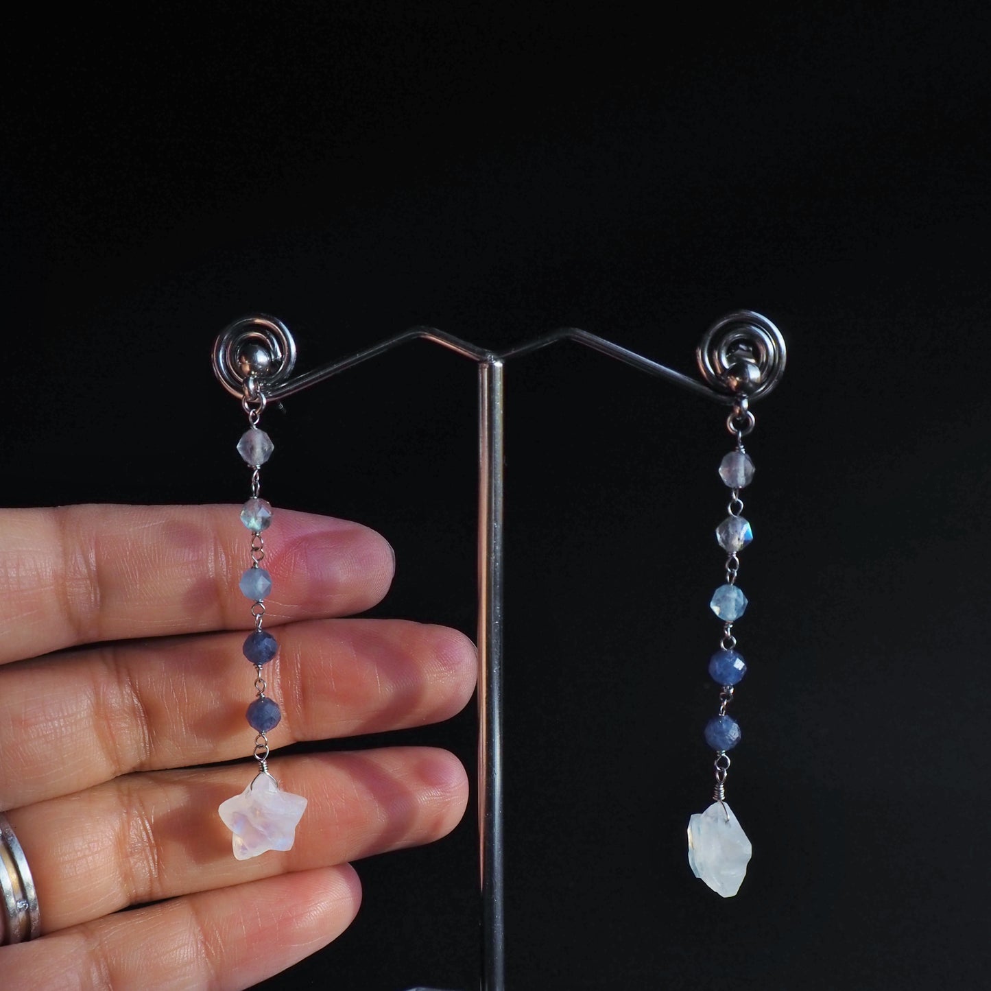 ムーンストーン 流れ星ロング耳飾り/天然石アクセサリー
