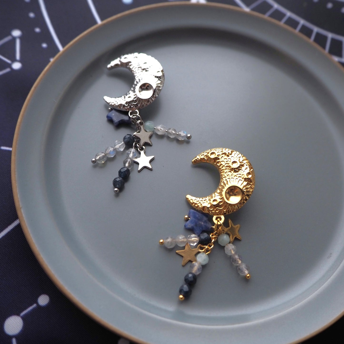 三日月ブローチ