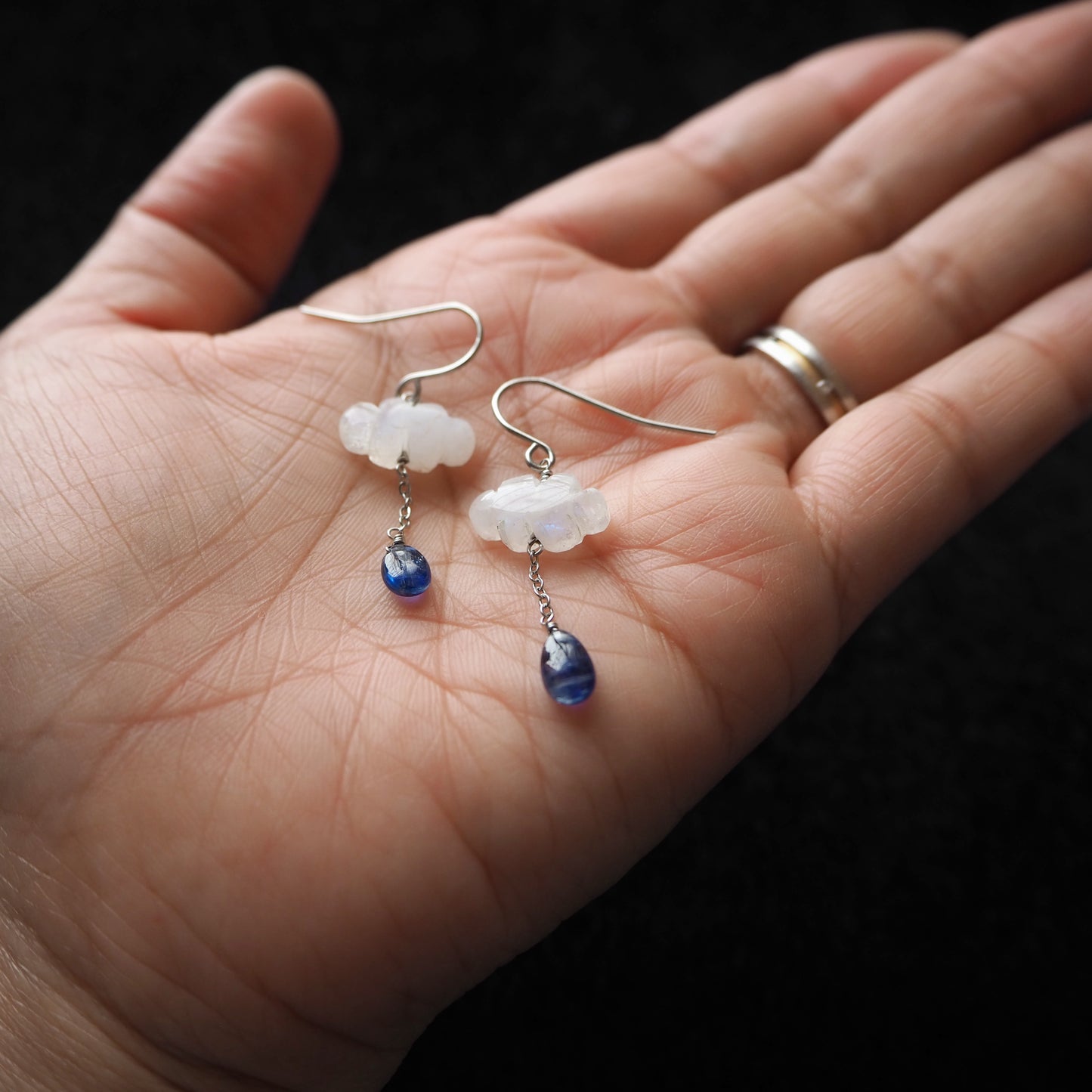 ムーンストーン 雲の耳飾り/天然石アクセサリー