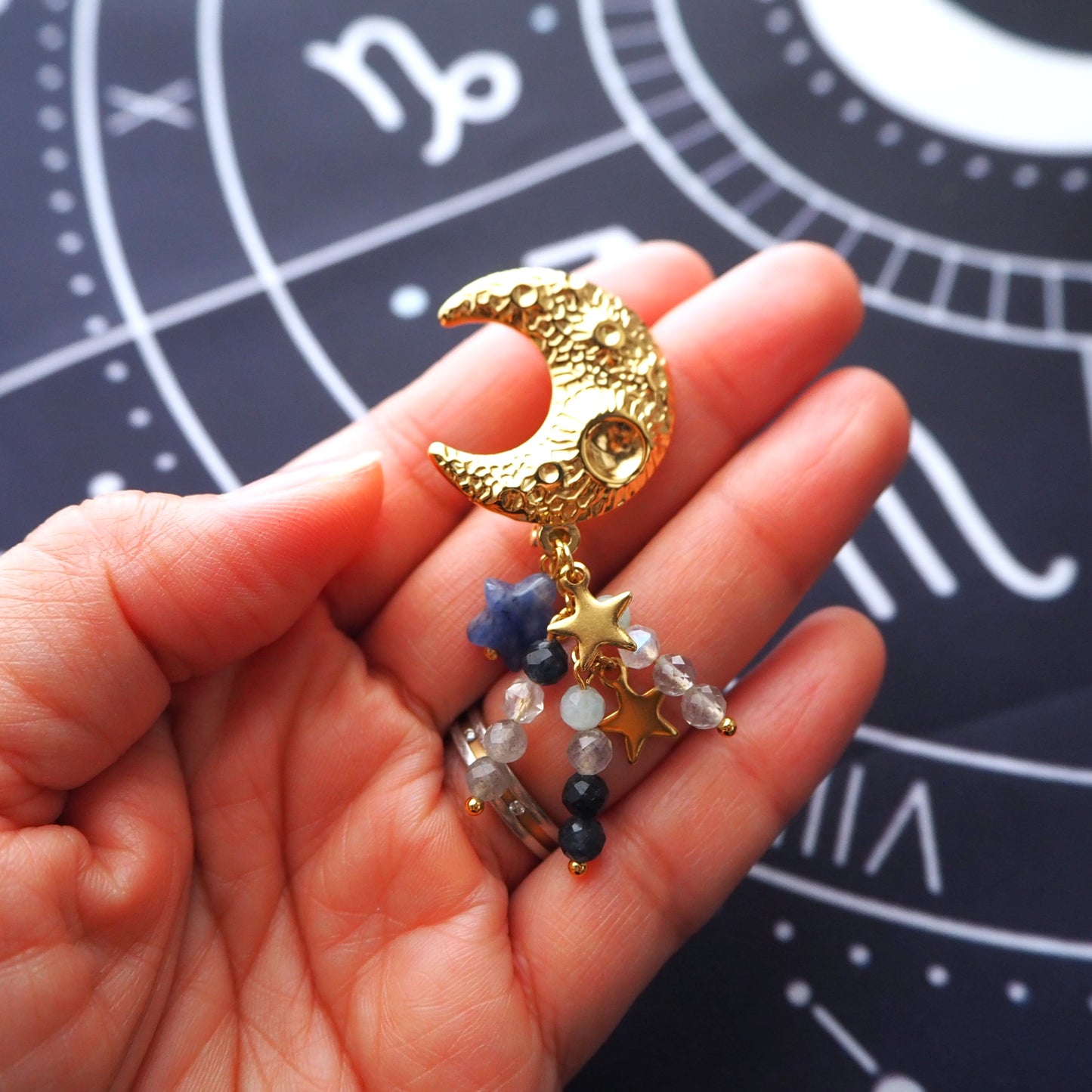 三日月ブローチ