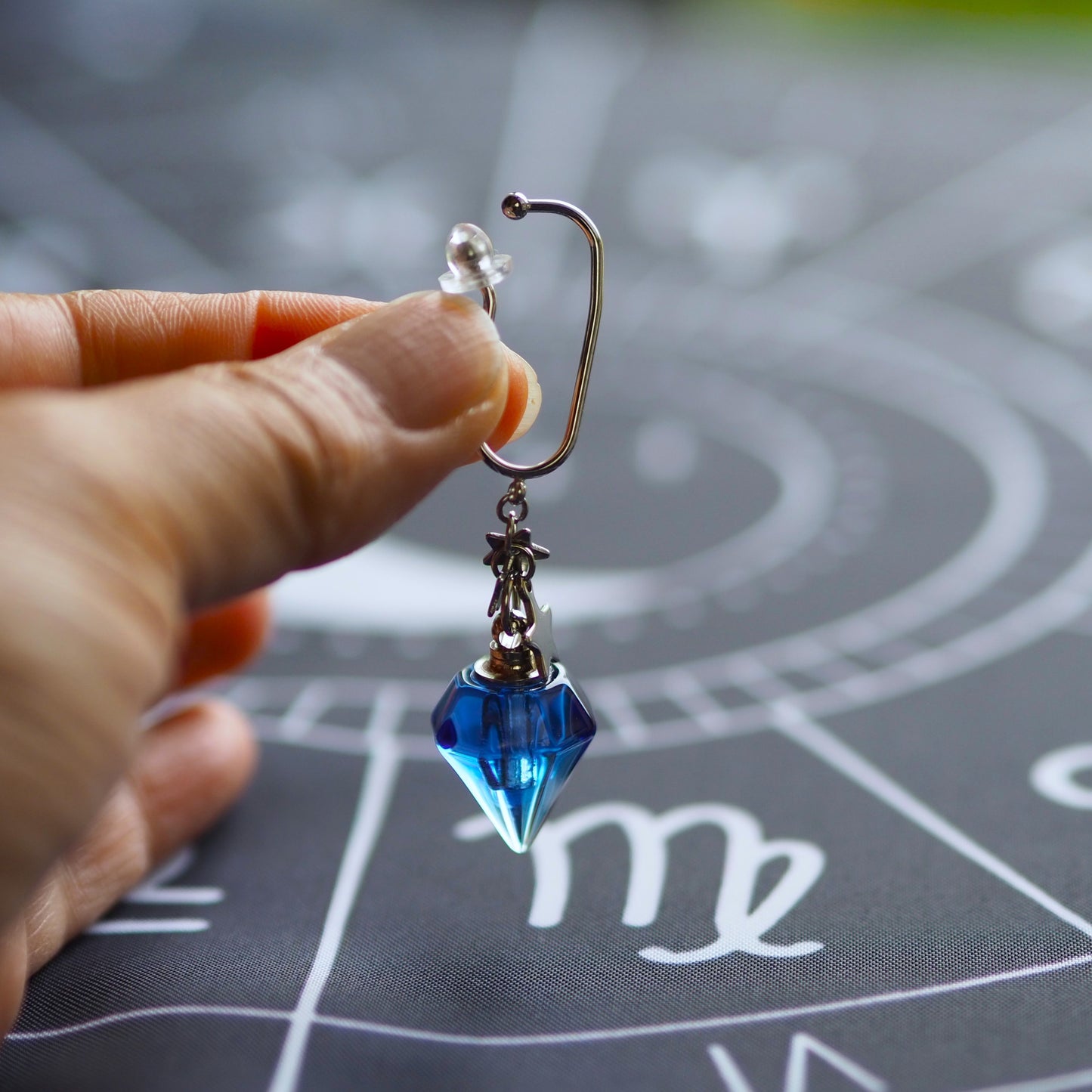 青い香水瓶のアロマイヤーフック