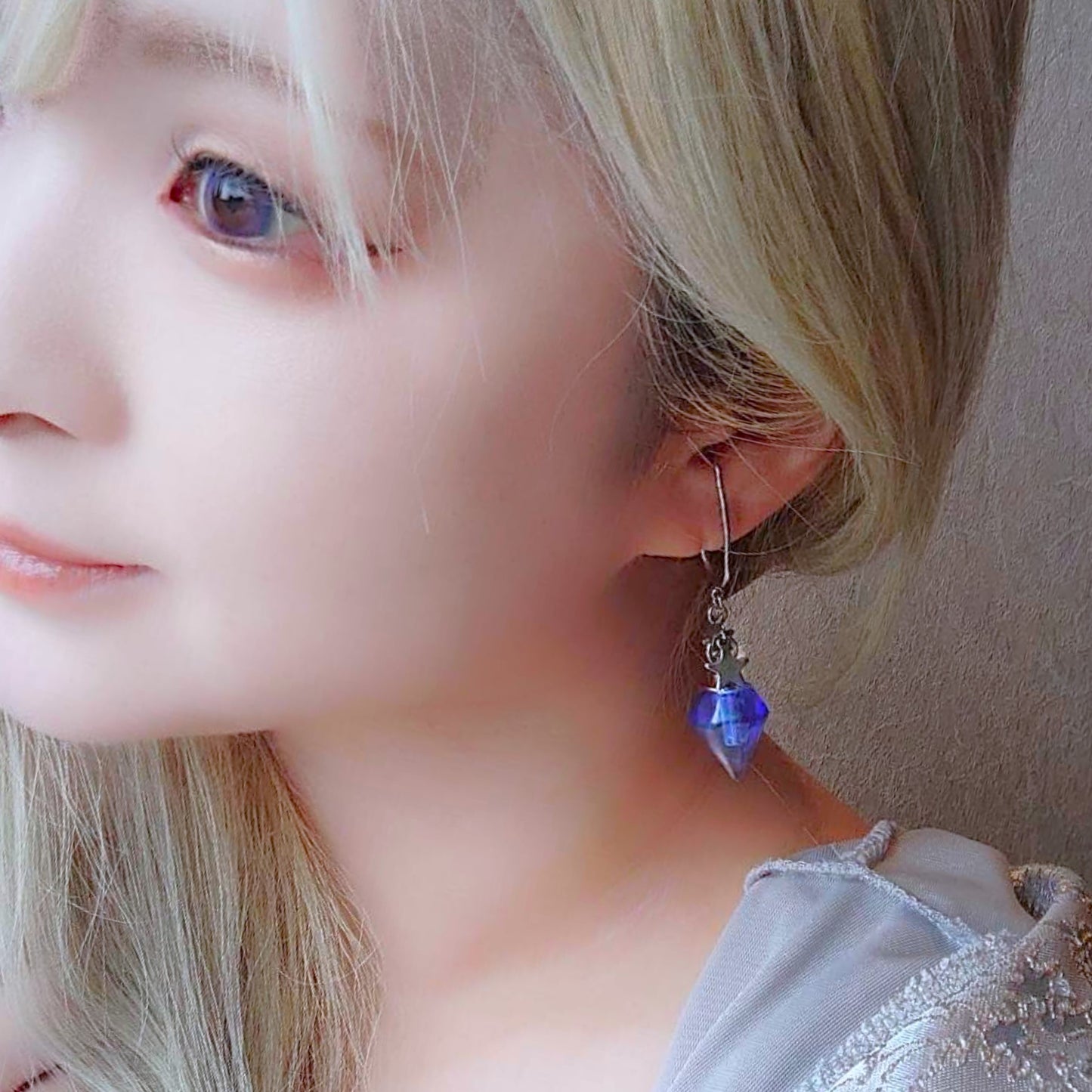 青い香水瓶のアロマイヤーフック