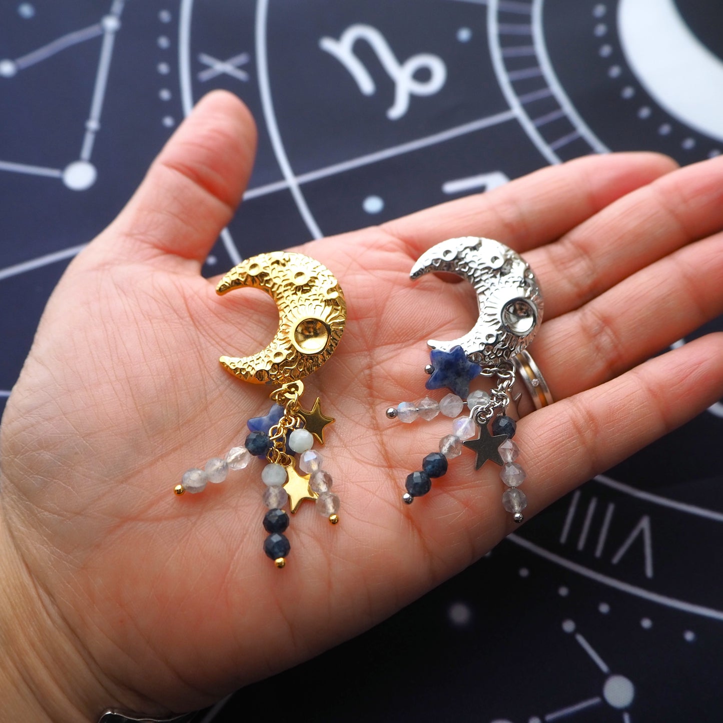 三日月ブローチ