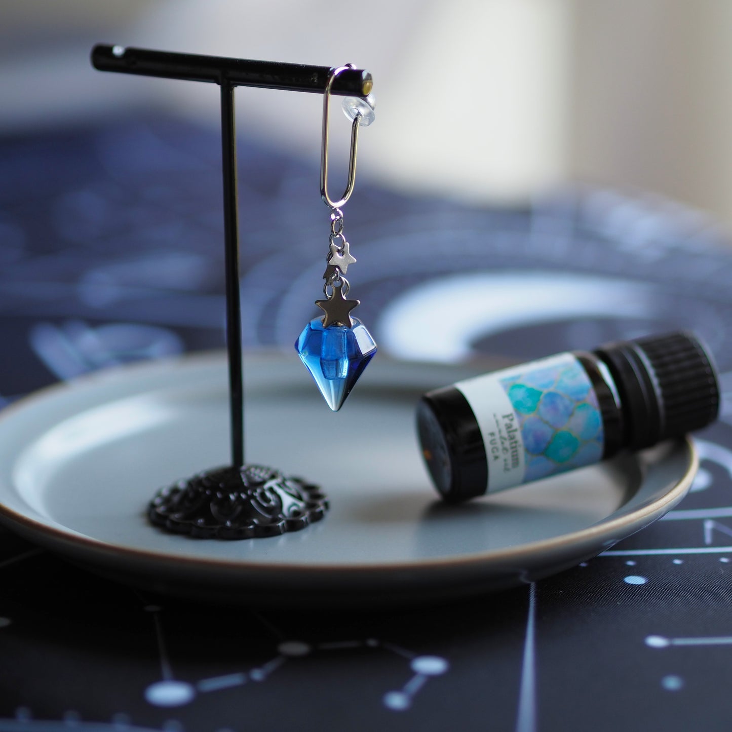 青い香水瓶のアロマイヤーフック