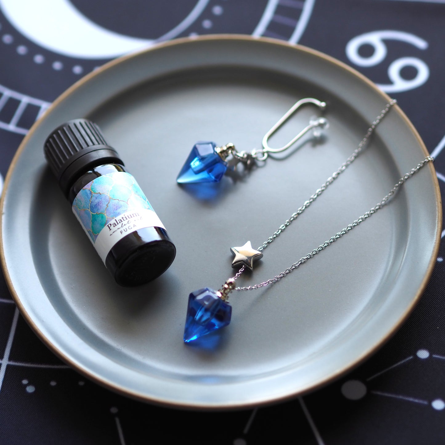 青い香水瓶のアロマイヤーフック