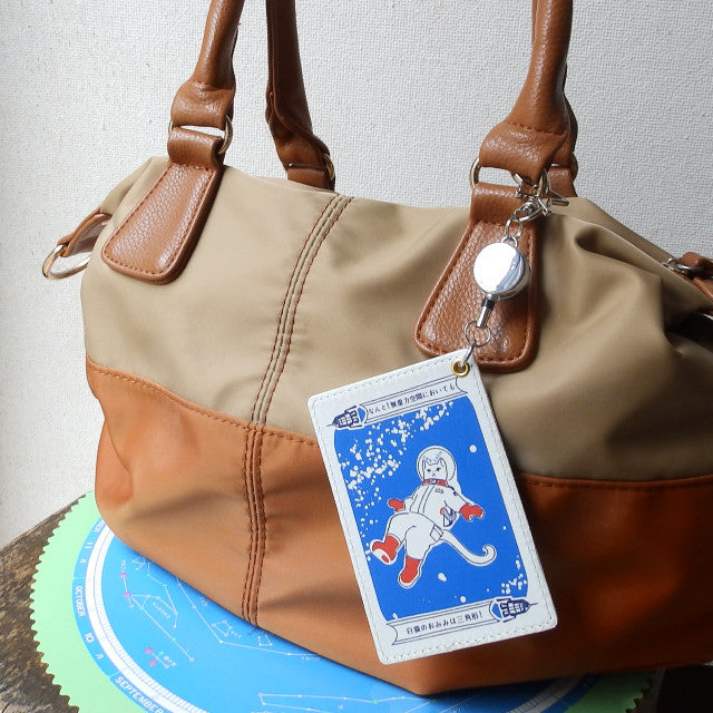 リール付きパスケース なんと三角 無重力