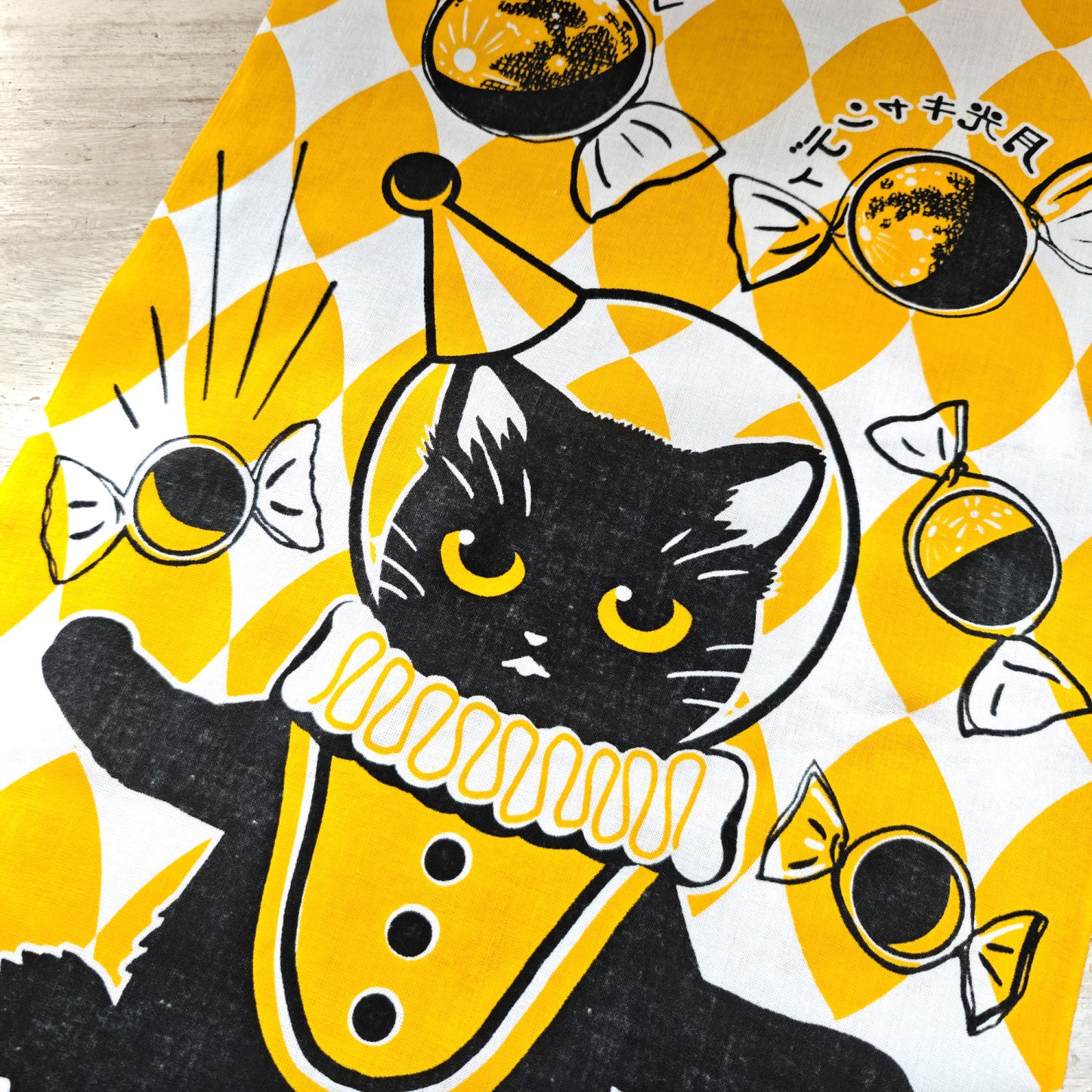 黒猫・月光の綿100%手ぬぐい|「月光キャンディ レモン味」手捺染(てなっせん)