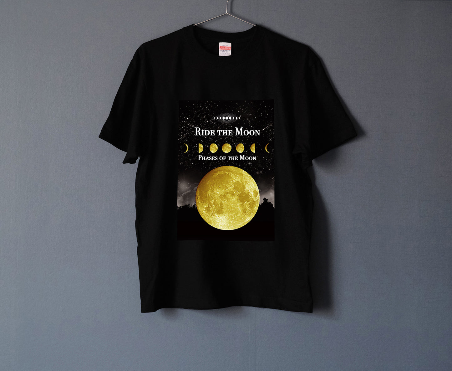 月の事柄が描かれた "RIDE THE MOON" Tシャツ (black)男女兼用