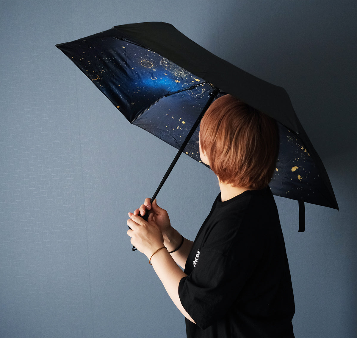 【折りたたみ傘・日傘】銀河の彼方まで広がる、天体総柄ゴールド/晴雨兼用