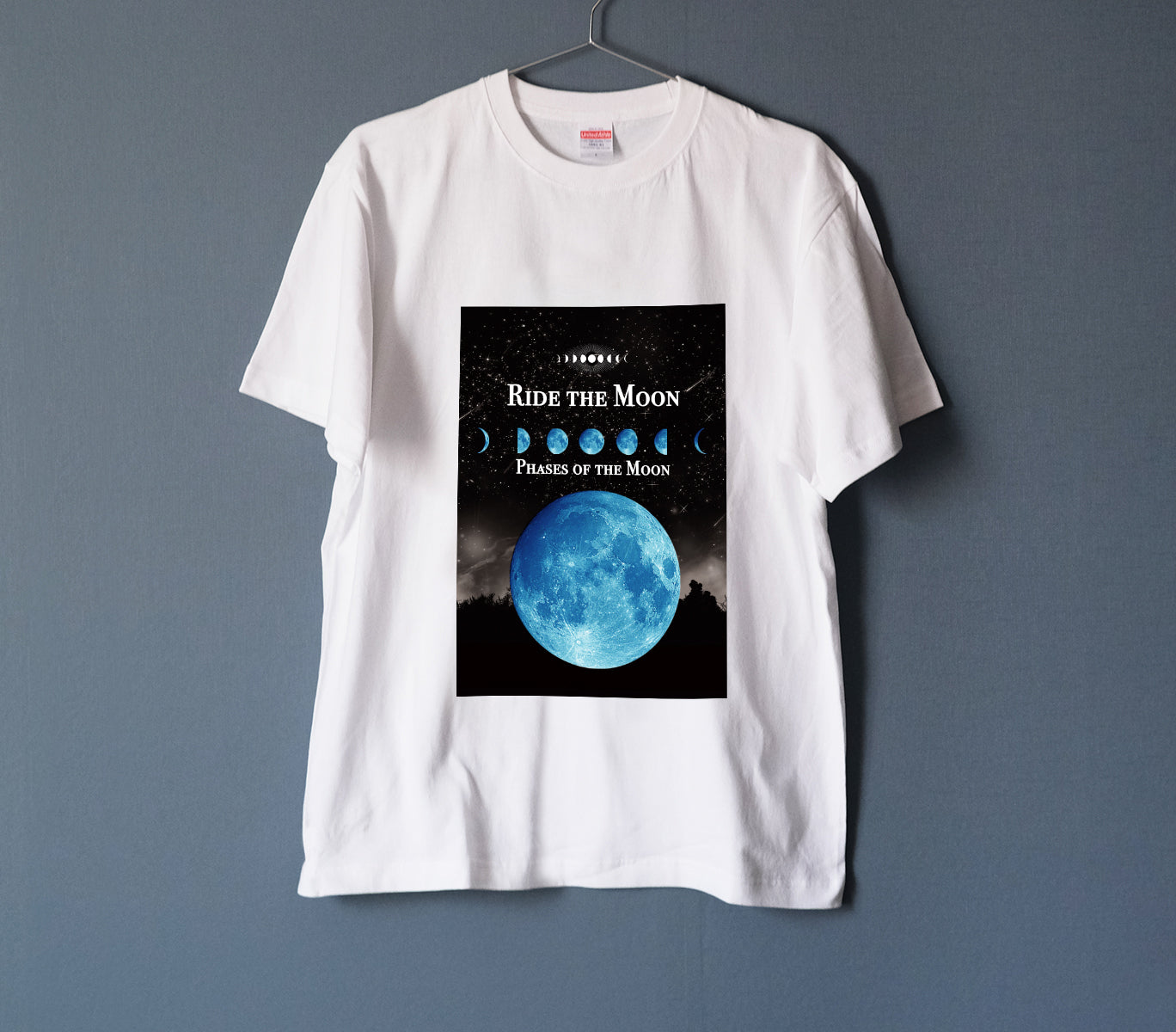 月の事柄が描かれた "RIDE THE MOON" Tシャツ (white)男女兼用