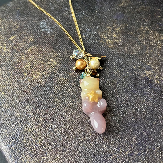 星の煌めきの中を泳ぐラッコ ネックレス