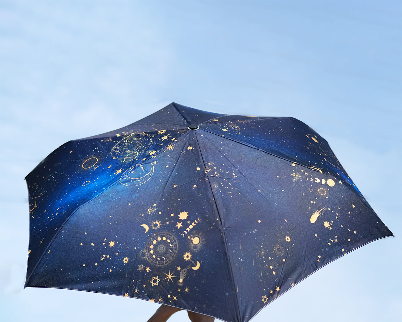 【折りたたみ傘・日傘】銀河の彼方まで広がる、天体総柄ゴールド/晴雨兼用
