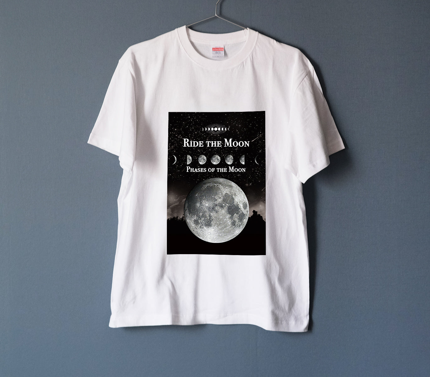 月の事柄が描かれた "RIDE THE MOON" Tシャツ (white)男女兼用