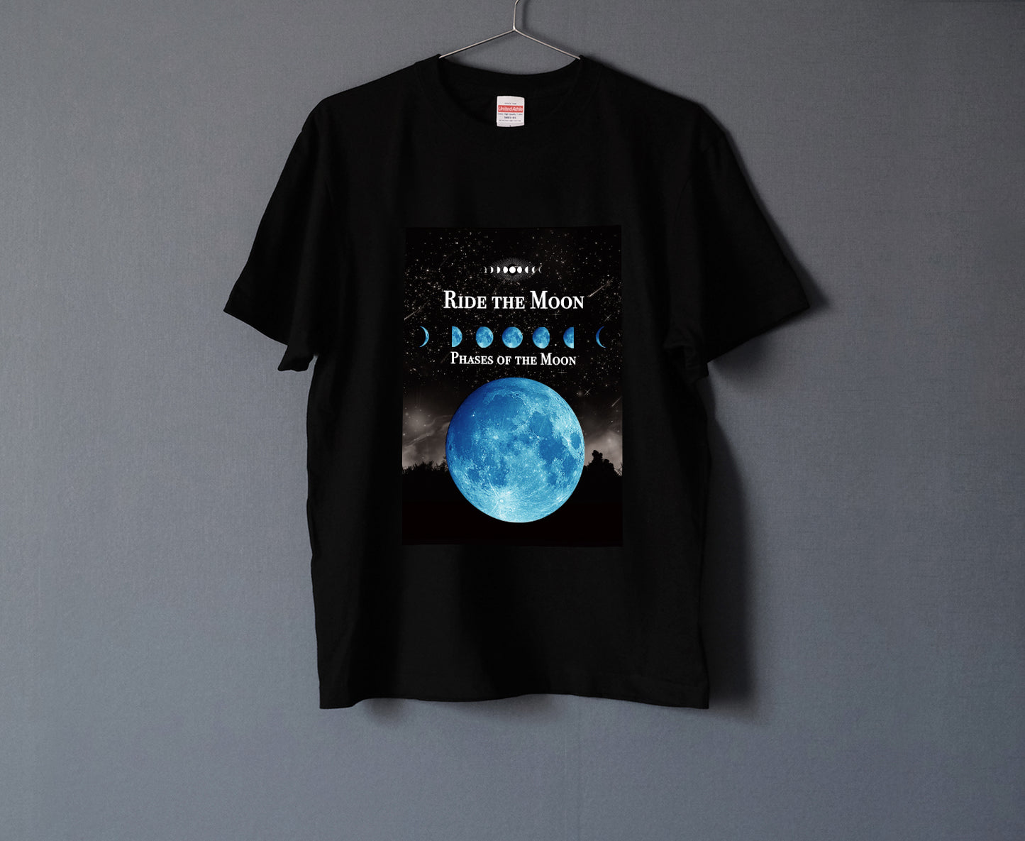 月の事柄が描かれた "RIDE THE MOON" Tシャツ (black)男女兼用