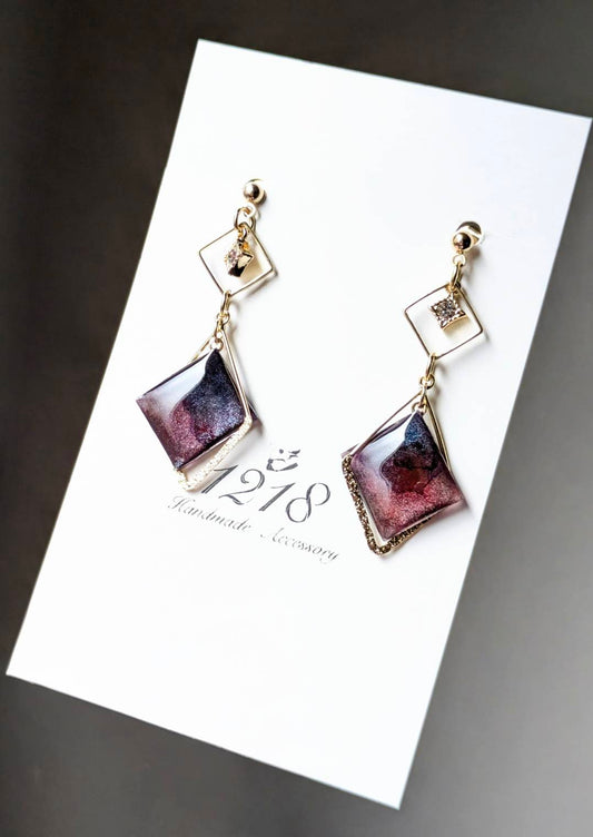 耳を飾る真夜中の赤 イヤリング・ピアス