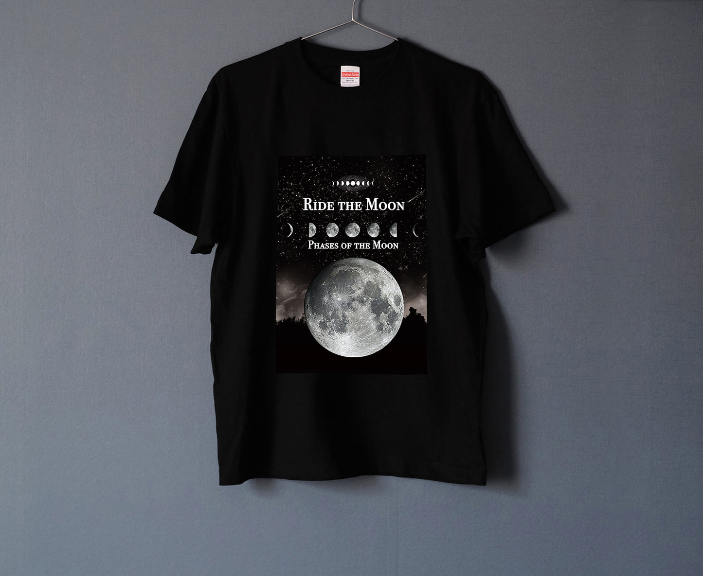 月の事柄が描かれた "RIDE THE MOON" Tシャツ (black)男女兼用