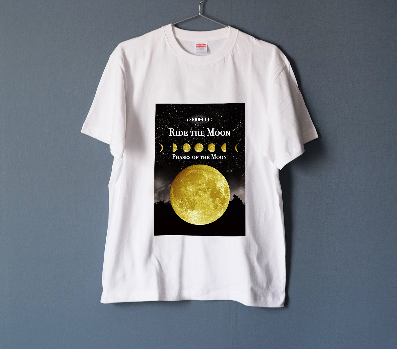 月の事柄が描かれた "RIDE THE MOON" Tシャツ (white)男女兼用
