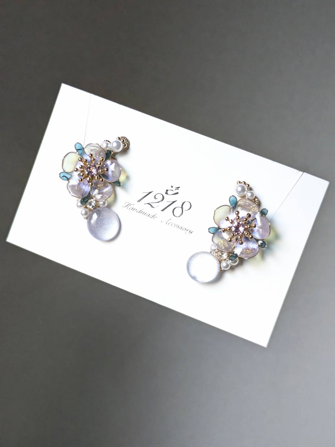 夜と朝明かりに染まる花 イヤーカフ