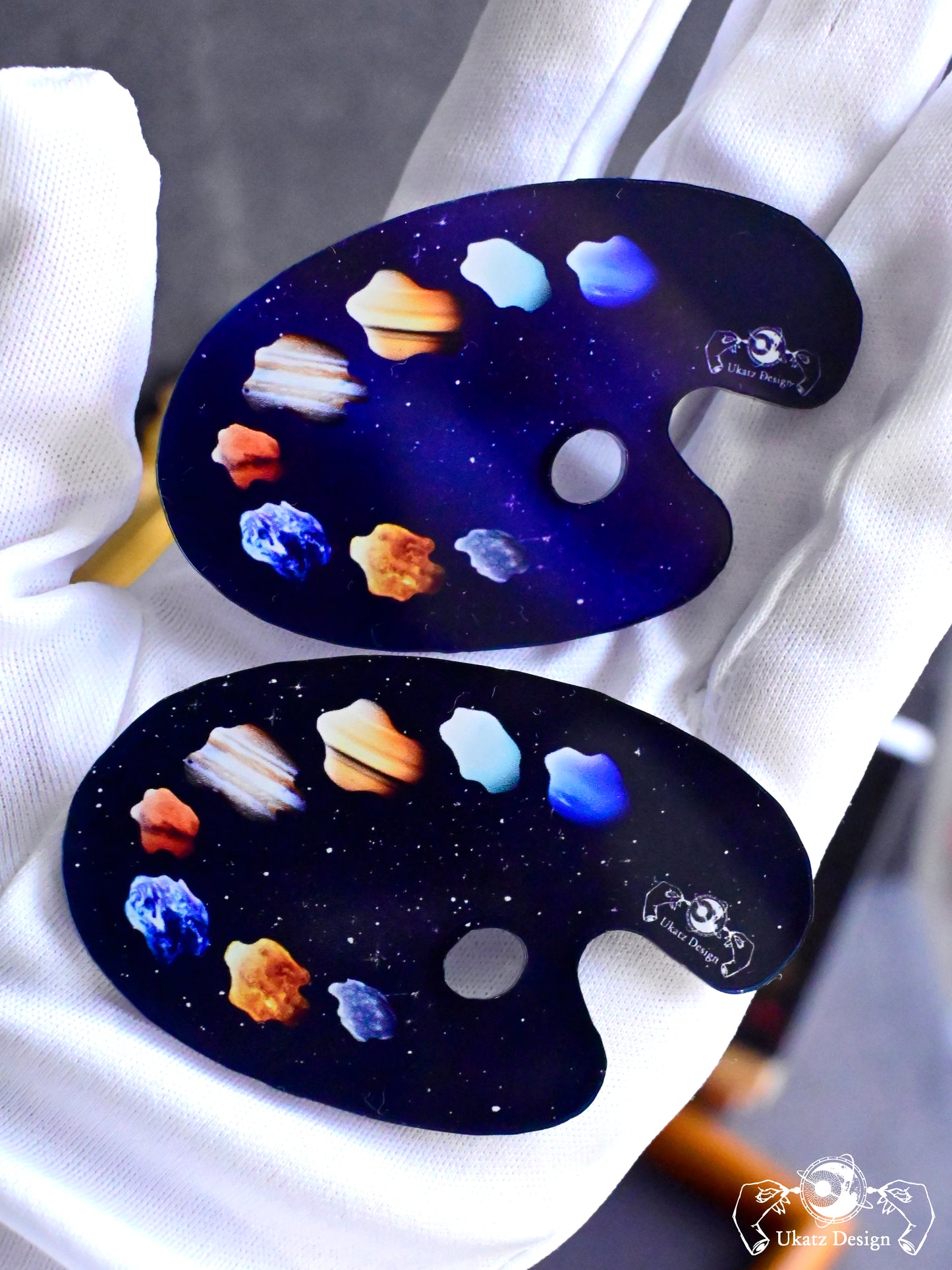 "Planet Palette"ブローチ(ブルー/ブラック)