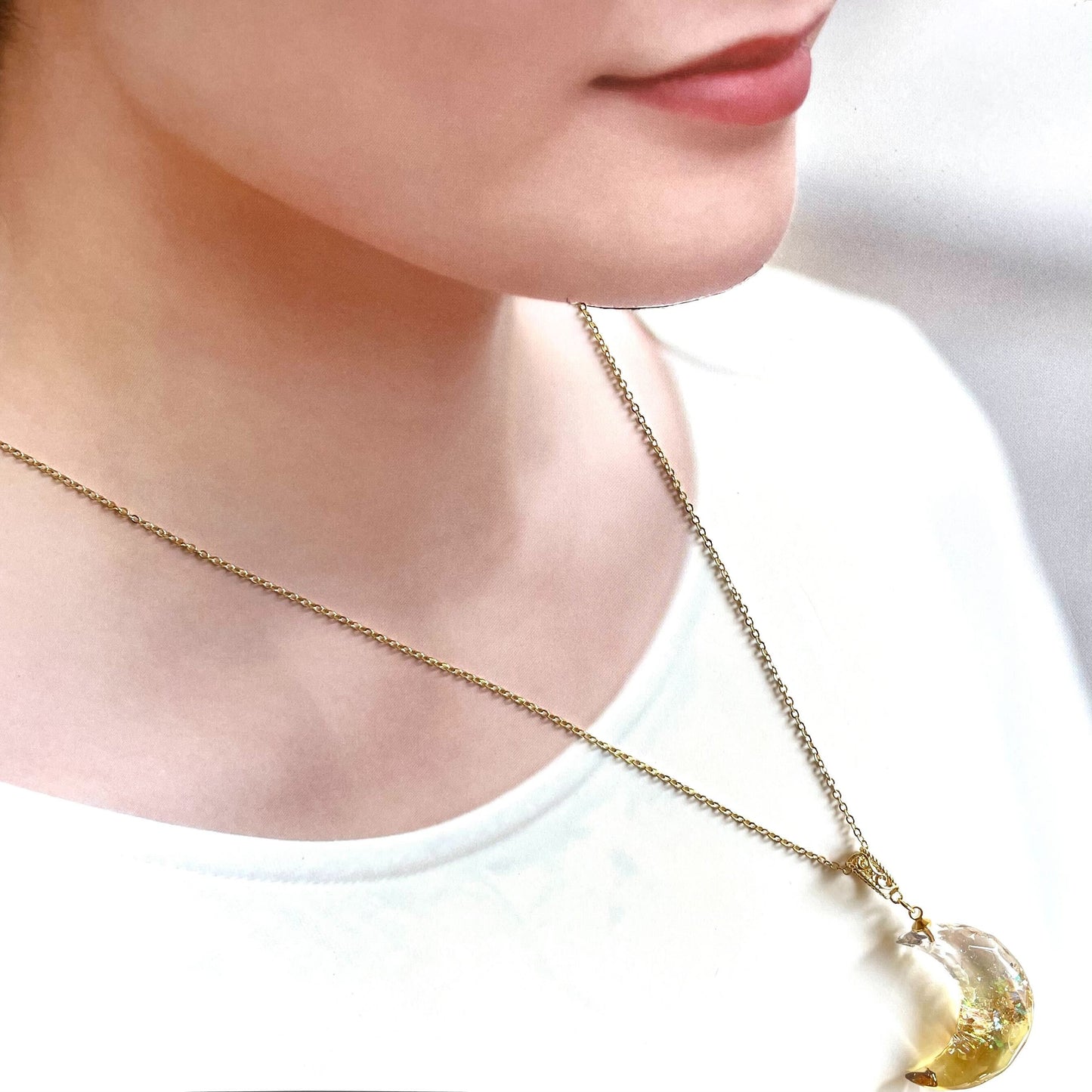 惑わし月のネックレス