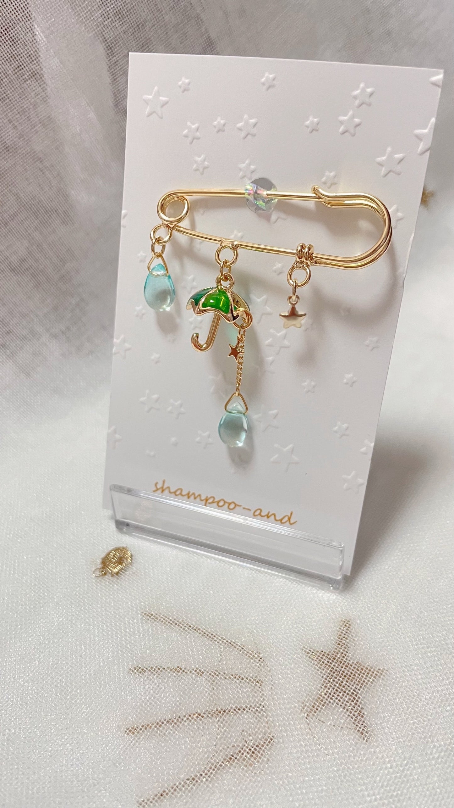 あめの日 カブトピン