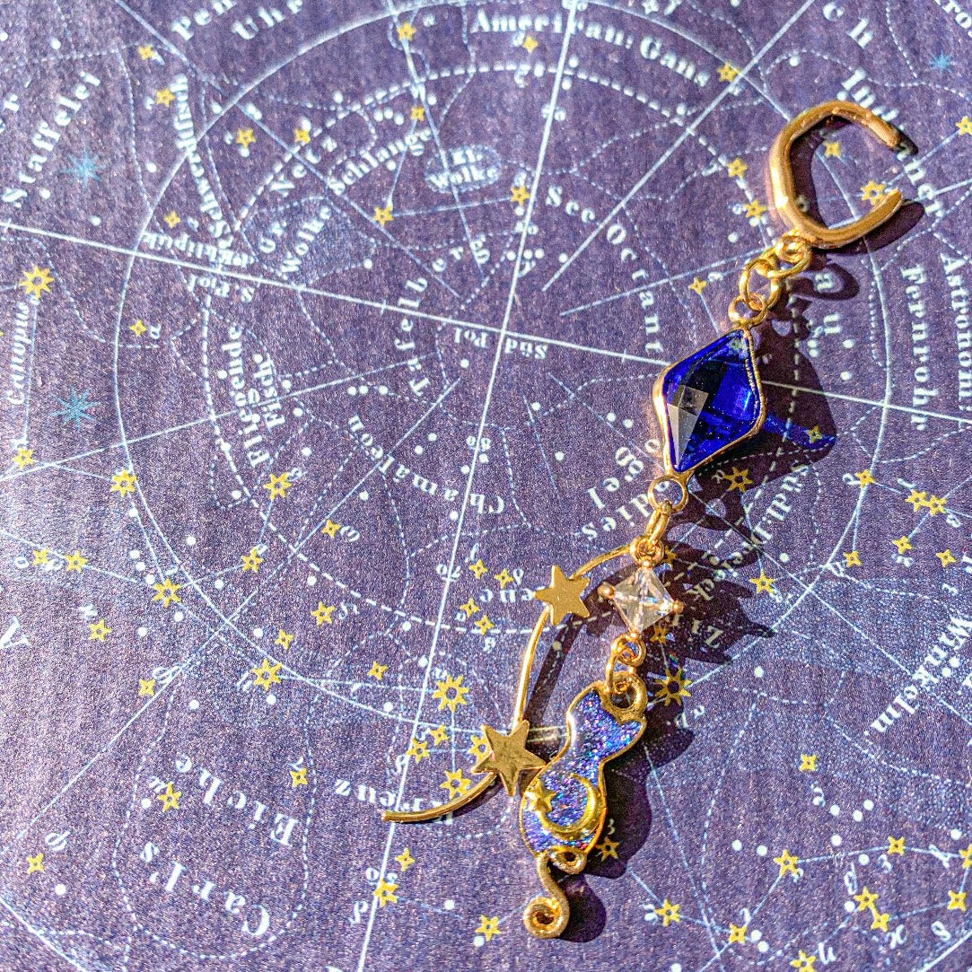 【新作】〜 お月様食べちゃった ~ 星空に染められた宇宙猫のイヤーカフ ~ 猫月夜シリーズ ~【宙フェス夜市限定品】