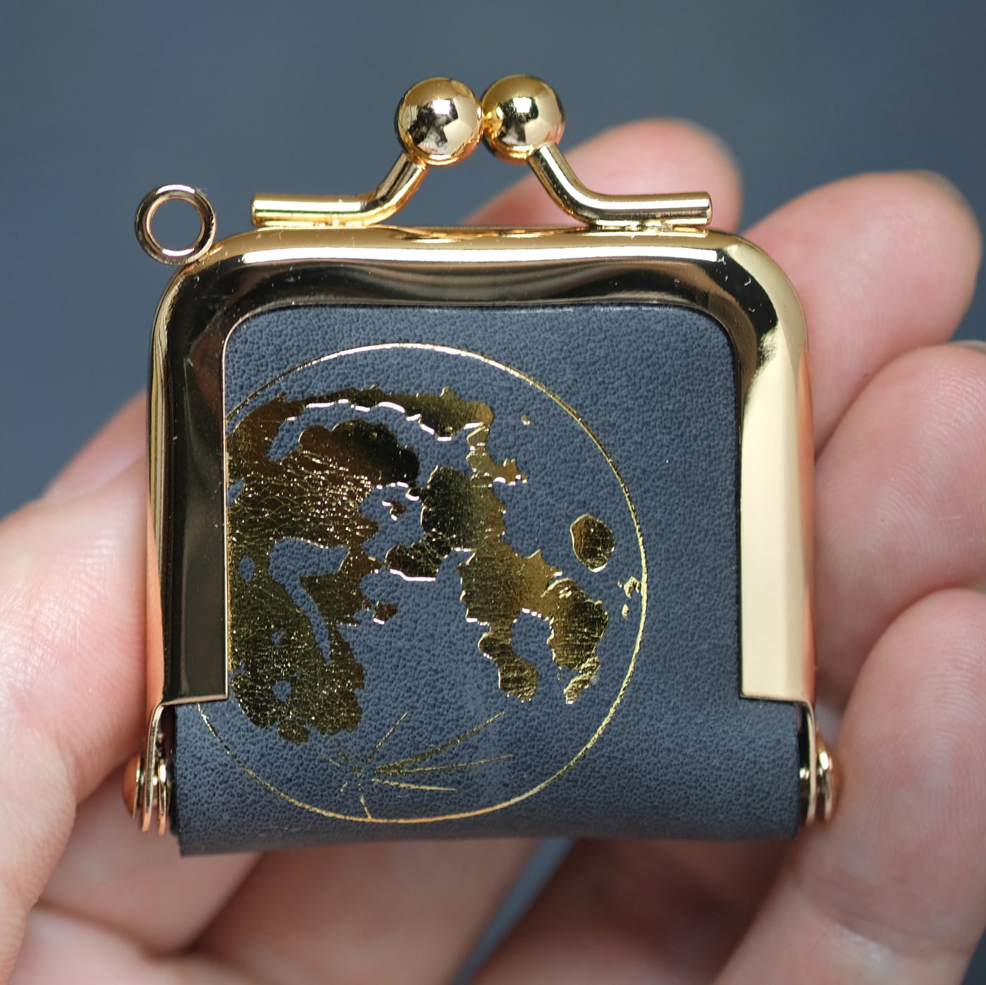 小さながま口のアクセサリーケース/ミニ小銭入れ 〈月デザイン〉