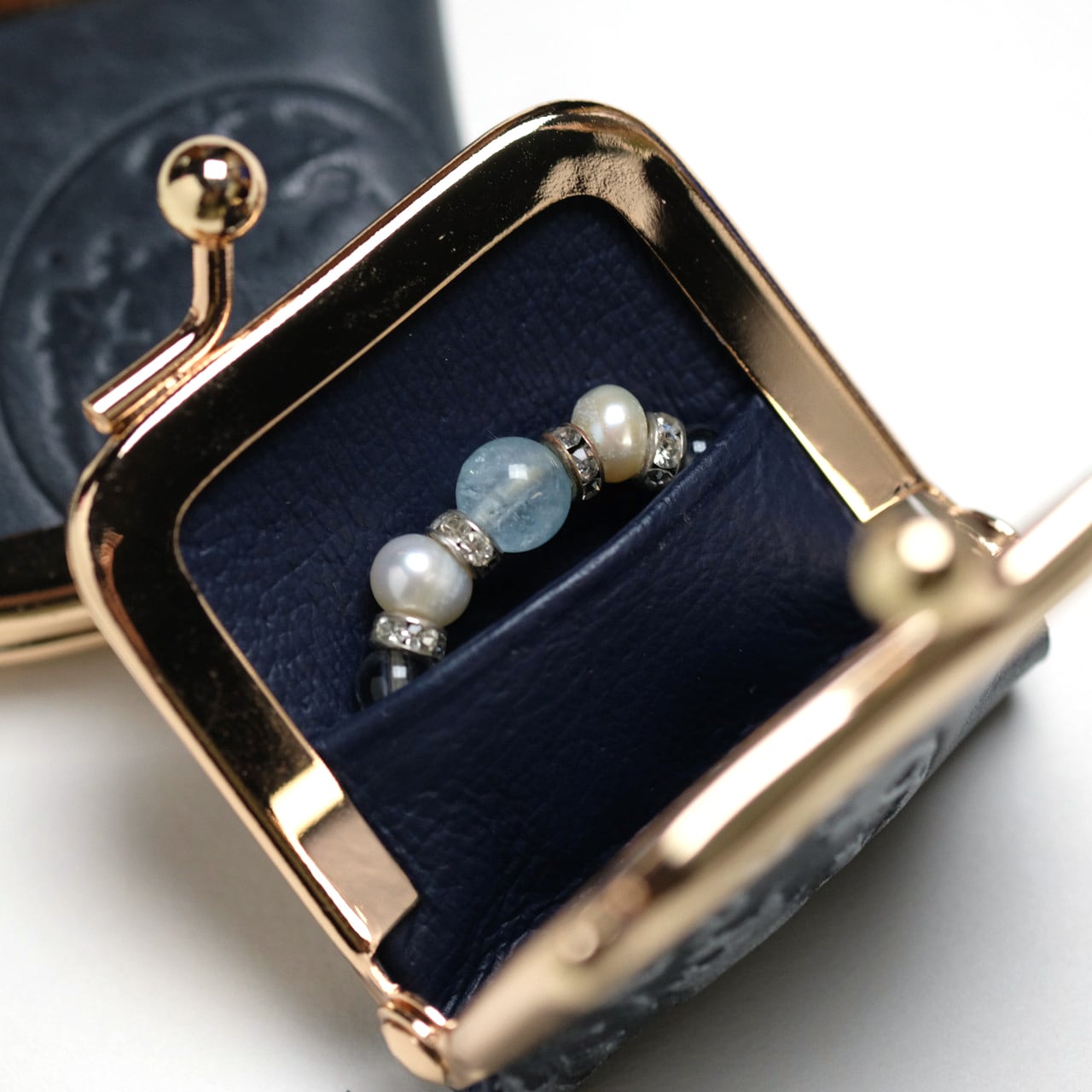 小さながま口のアクセサリーケース/ミニ小銭入れ 〈月デザイン〉