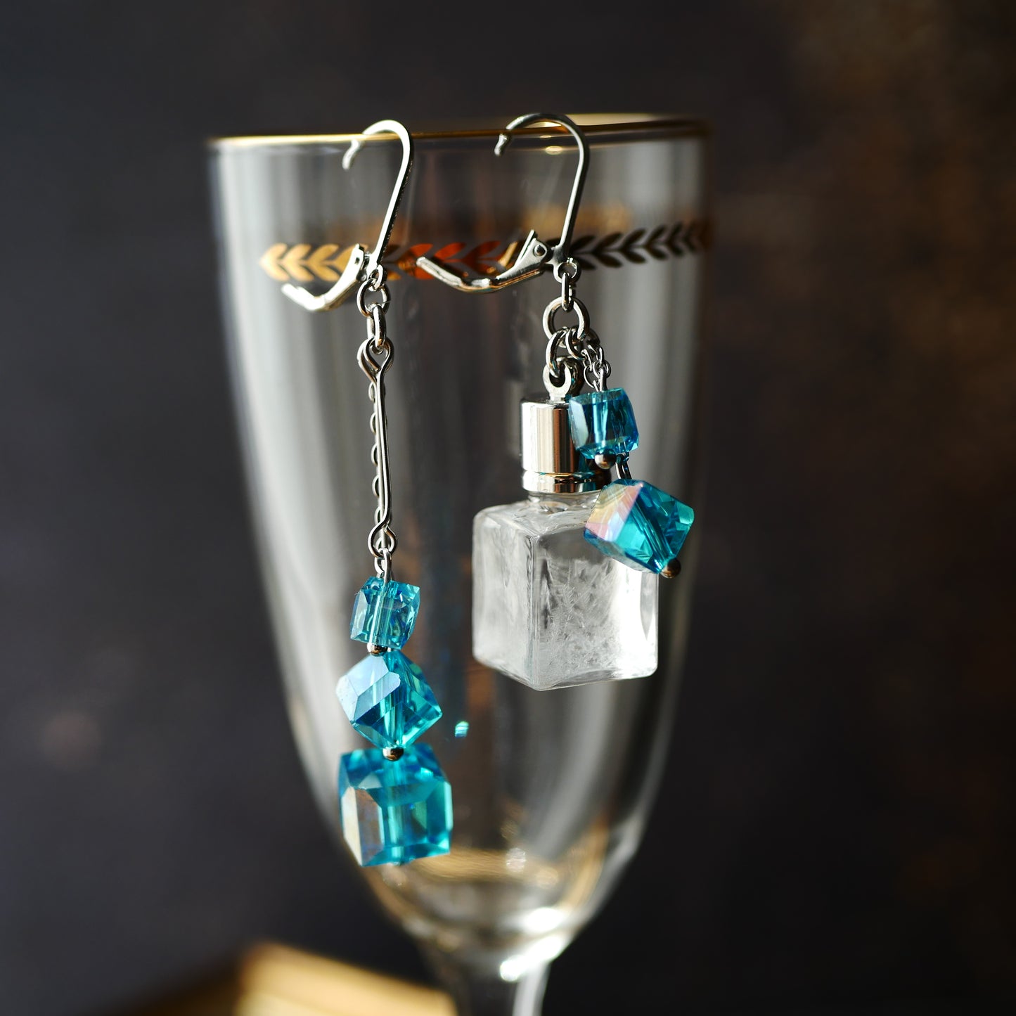 ストームグラスの耳飾り シルバー・アクアキューブ