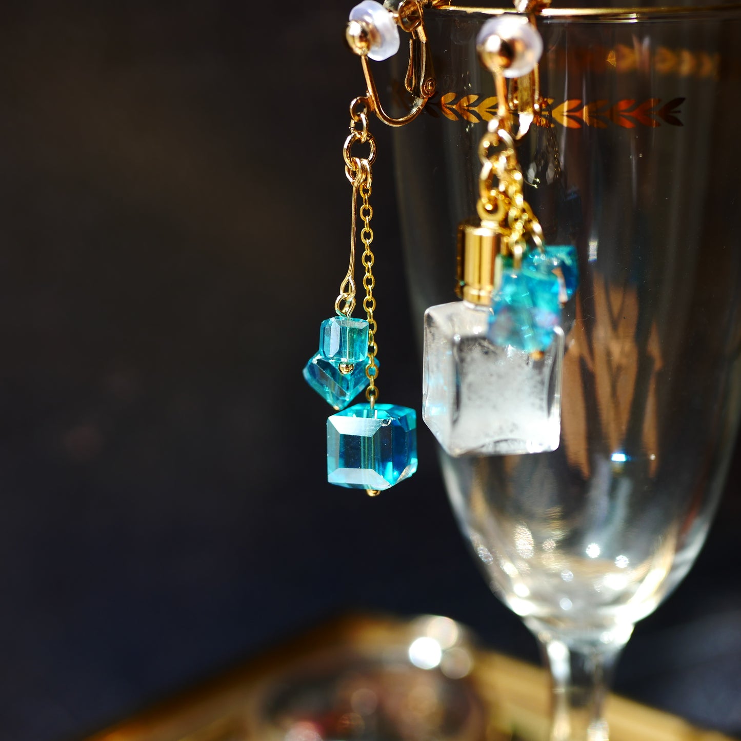 ストームグラスの耳飾り ゴールド・アクアキューブ