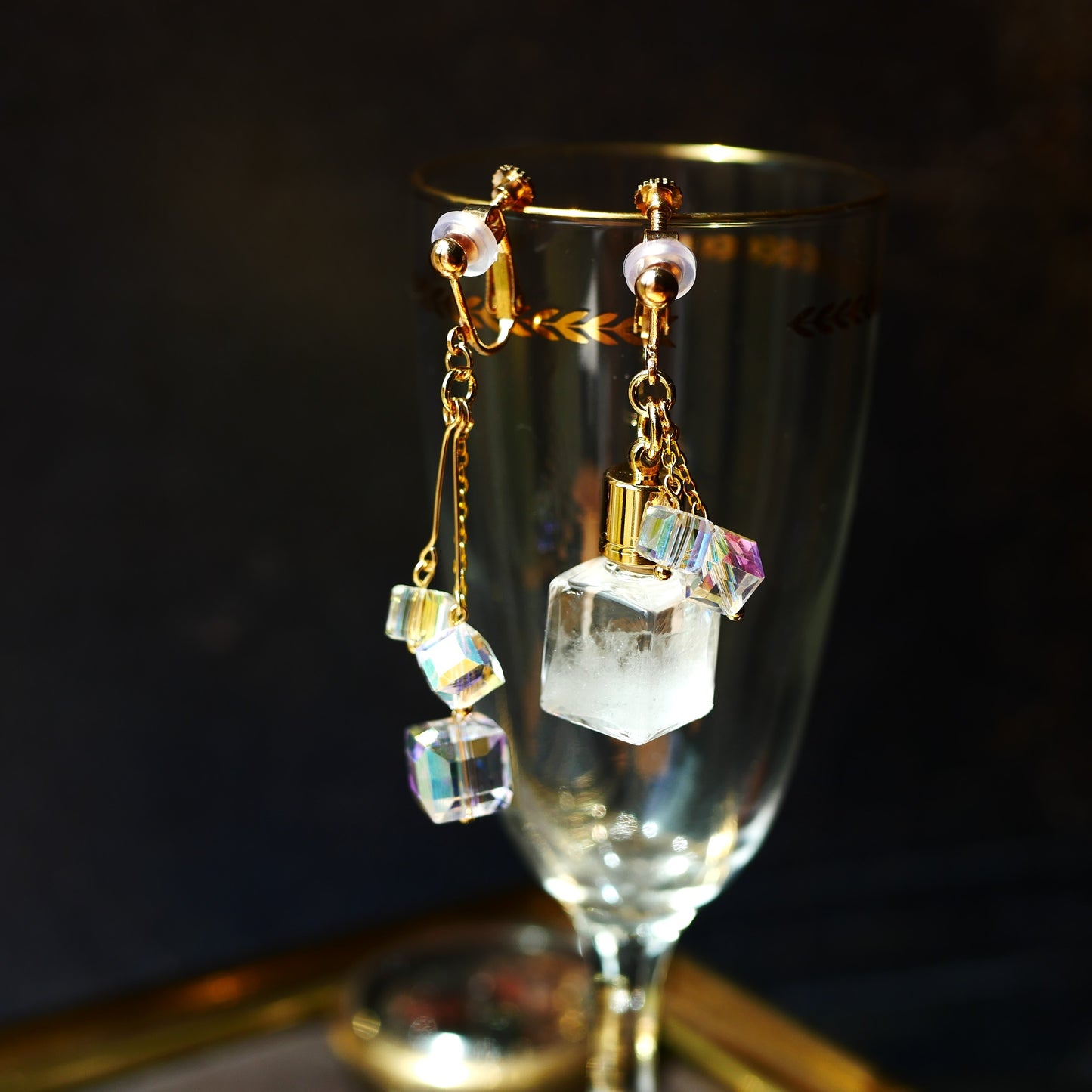 ストームグラスの耳飾り ゴールド・クリアキューブ