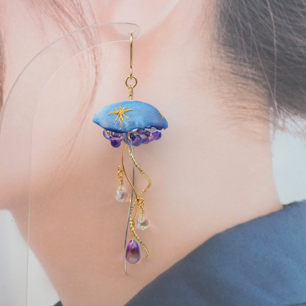 夜の空を泳ぐ海月の耳飾り(ピアス)