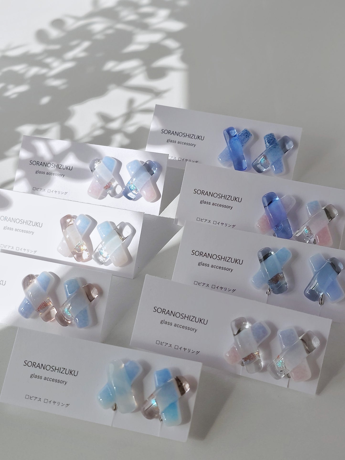 空色ガラスのクロスピアス