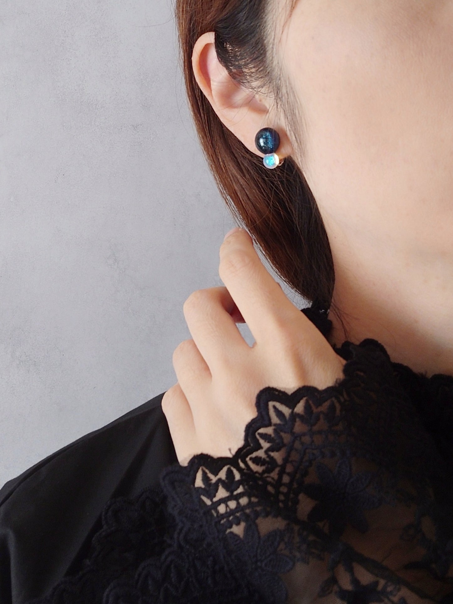 ガラスの2粒しずくピアス / イヤリング 夜空とオーロラ