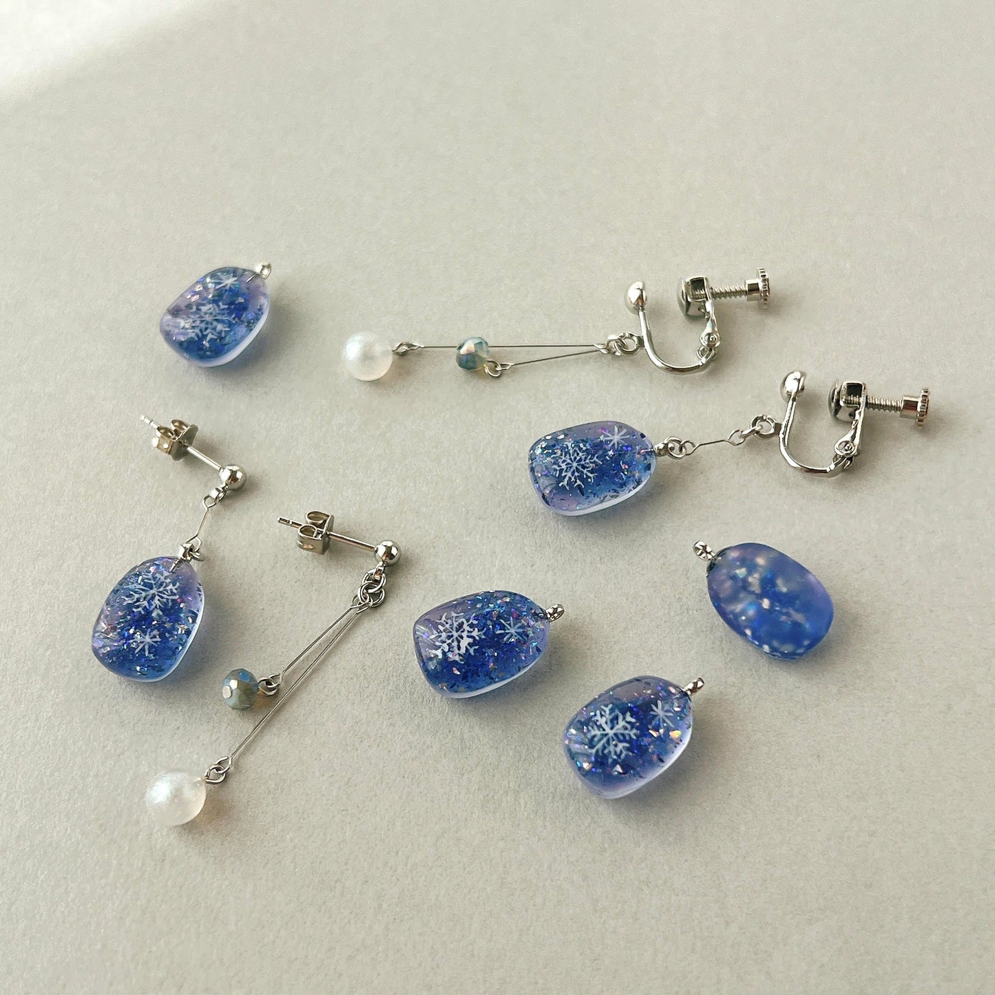 雪舞う冬の空 ピアス・イヤリング