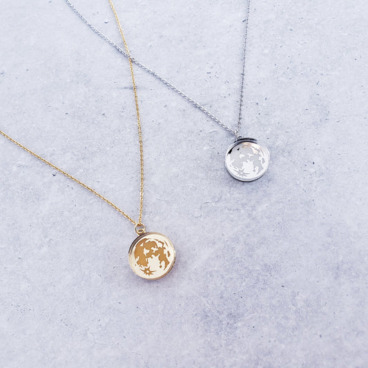 手の中の満月ネックレス